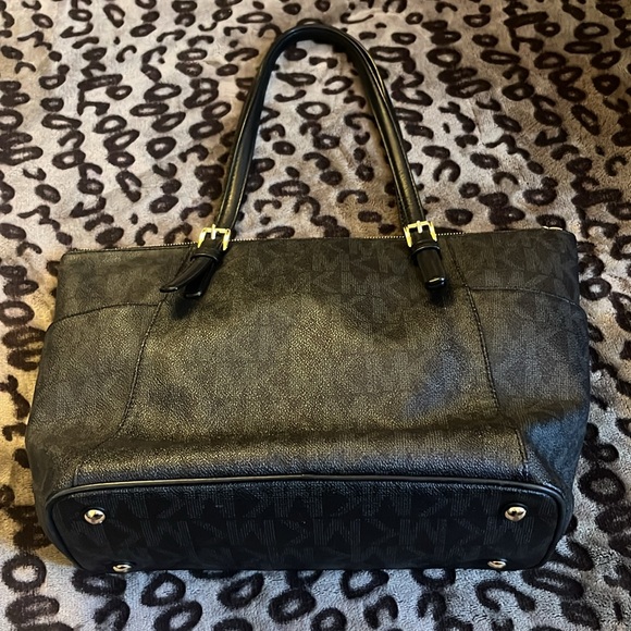 Michael Kors purse 🖤 - Picture 3 of 3